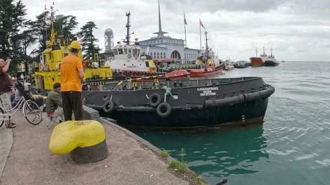 The process of mooring a tug at the city pier Stock Footage 201853497
