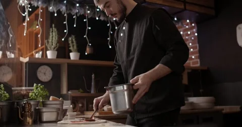 Process of the Neapolitan pizza making in the pizzeria Video stock 281724364
