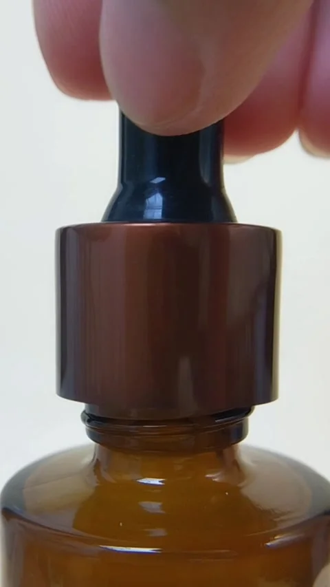 Process of opening bottle cap of product packaging containing white milky l.. Vídeos de archivo 335296805