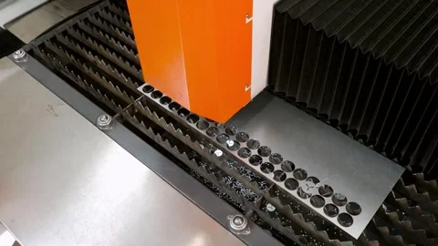 Process of operation of numerically controlled laser cutting machine that cuts Stockbeeldmateriaal 289400926