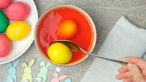 The process of painting Easter chicken eggs. The egg is extracted from the aqueo Stock Footage 300964567