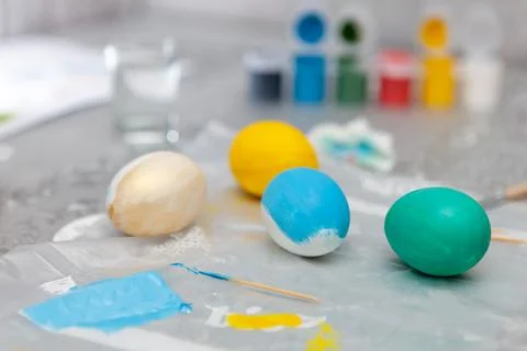 The process of painting Easter eggs at home Foto stock