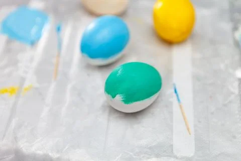 The process of painting Easter eggs at home. Close-up Foto stock