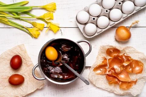 The process of painting Easter eggs with natural vegetable dyes, onion husks, on Foto stock