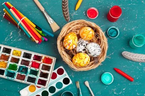 Process of painting Easter eggs. Preparing for Easter. Foto stock