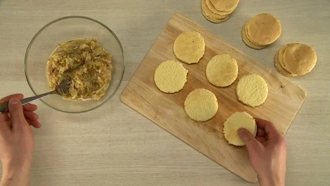 Process of picking up cake moulds from the table Video stock 81393097