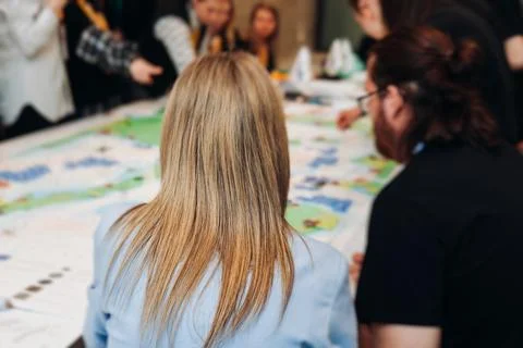 Process of playing tabletop board game on the table, fun with friends and f.. Foto stock