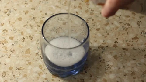 The process of pouring a soft, highly carbonated drink. Stock Footage 150292698