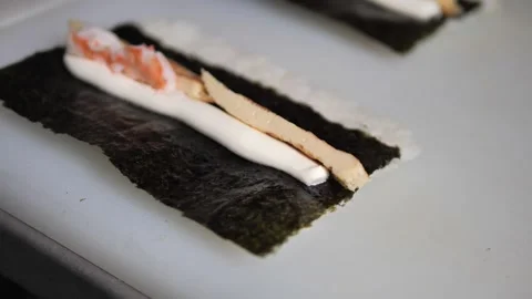 Process is precision of Japanese cuisine chef crafting sushi, delicately Vidéo 268741065