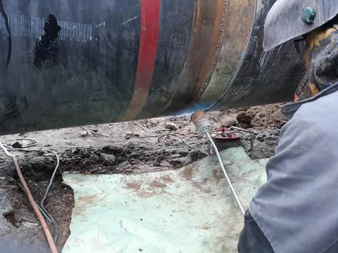 The process of preheating around the weld joint Foto stock