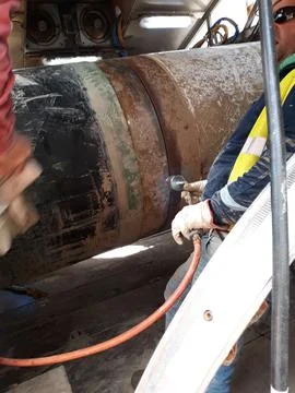 The process of preheating around the weld joint Foto stock