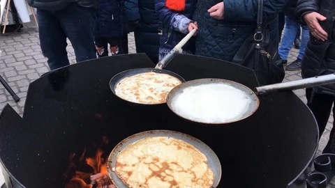 Process of preparation and frying of pancakes independently on the street 库存影片 129032636