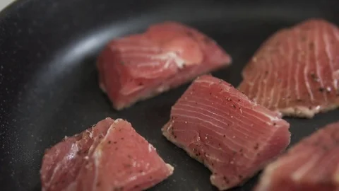 Process of preparation fresh tuna. Roasting fillet of tuna. Slow motion closeup 動画素材 88720476