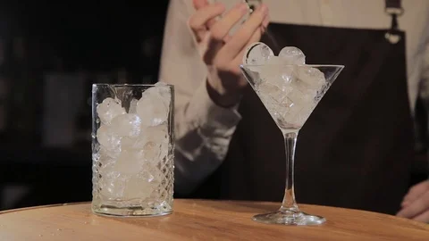 The process of preparing an alcoholic cocktail at the bar. 库存影片 104775399