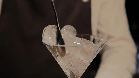 The process of preparing an alcoholic cocktail at the bar. 库存影片 104775509
