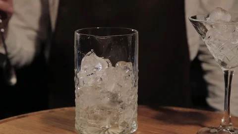 The process of preparing an alcoholic cocktail at the bar. 库存影片 104776081