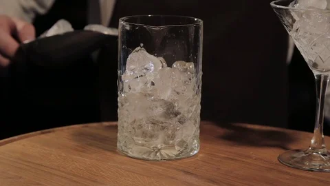 The process of preparing an alcoholic cocktail at the bar. 스톡 동영상 104776129