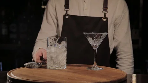 The process of preparing an alcoholic cocktail at the bar. 库存影片 104776347