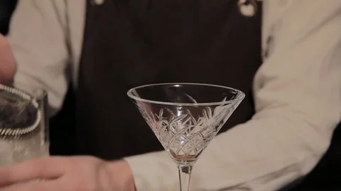The process of preparing an alcoholic cocktail at the bar. Stock-Footage 104776474