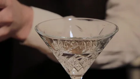 The process of preparing an alcoholic cocktail at the bar. 库存影片 104776560