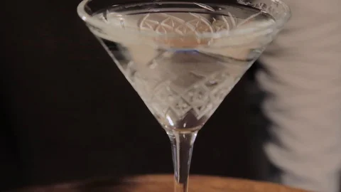 The process of preparing an alcoholic cocktail at the bar. Video stock 104776796