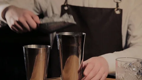 The process of preparing an alcoholic cocktail at the bar. Video stock 104777803