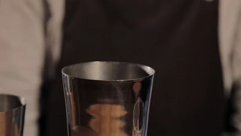 The process of preparing an alcoholic cocktail at the bar. 库存影片 104778086