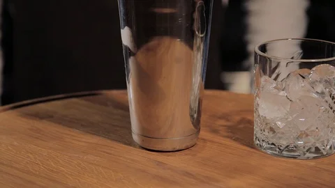 The process of preparing an alcoholic cocktail at the bar. Video stock 104778198