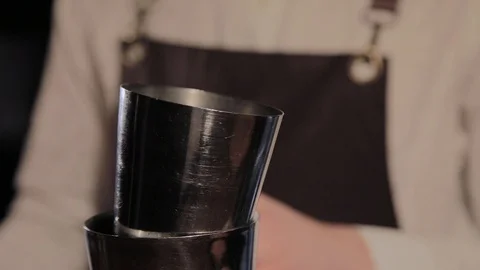 The process of preparing an alcoholic cocktail at the bar. 库存影片 104778329