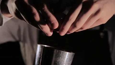 The process of preparing an alcoholic cocktail at the bar. Video stock 104778661