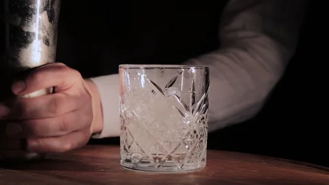 The process of preparing an alcoholic cocktail at the bar. 库存影片 104778902