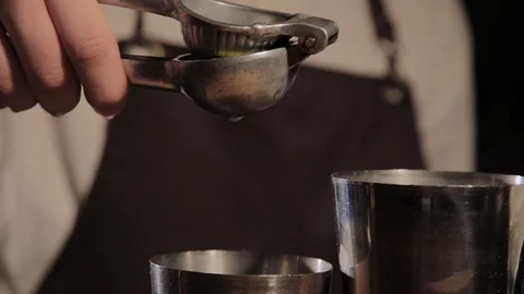 The process of preparing an alcoholic cocktail at the bar. 库存影片 104780064