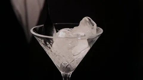 The process of preparing an alcoholic cocktail at the bar. Vidéo 104780142