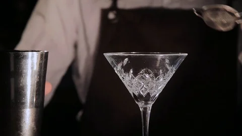 The process of preparing an alcoholic cocktail at the bar. Stock-Footage 104780242
