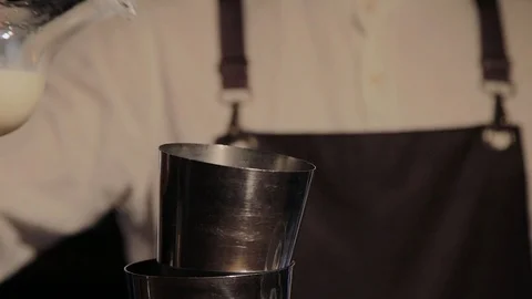 The process of preparing an alcoholic cocktail at the bar. 库存影片 104780740