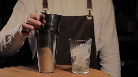 The process of preparing an alcoholic cocktail at the bar. Video stock 104780764