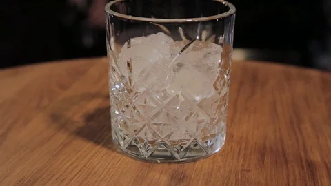 The process of preparing an alcoholic cocktail at the bar. Stock-Footage 104781096
