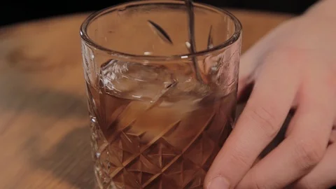 The process of preparing an alcoholic cocktail at the bar. Stock-Footage 104781196