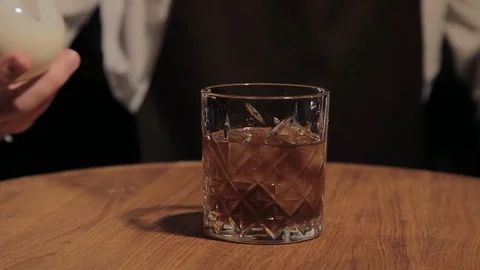 The process of preparing an alcoholic cocktail at the bar. Stock-Footage 104781240