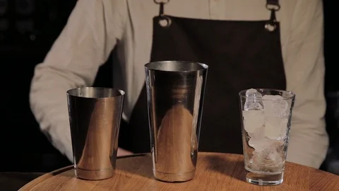 The process of preparing an alcoholic cocktail at the bar. Video stock 104781644
