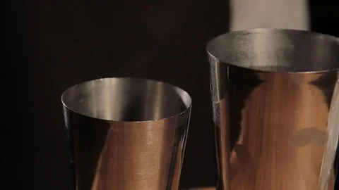 The process of preparing an alcoholic cocktail at the bar. 库存影片 104781865