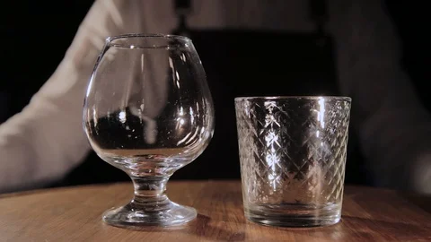 The process of preparing an alcoholic cocktail at the bar. 库存影片 104782329