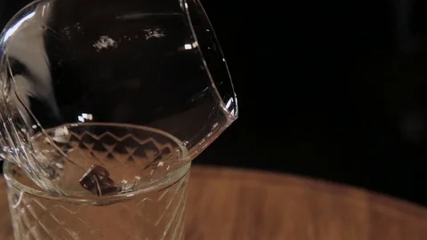 The process of preparing an alcoholic cocktail at the bar. Video stock 104782421