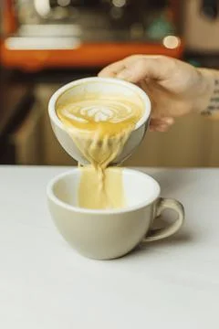 Process of preparing cappuccino on the cafe Foto stock