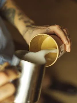 Process of preparing cappuccino on the cafe Foto stock