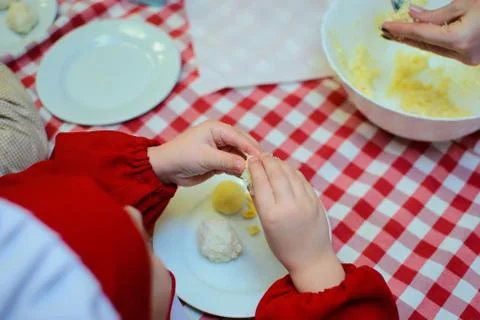 The process of preparing children at school for small cooks 스톡 사진