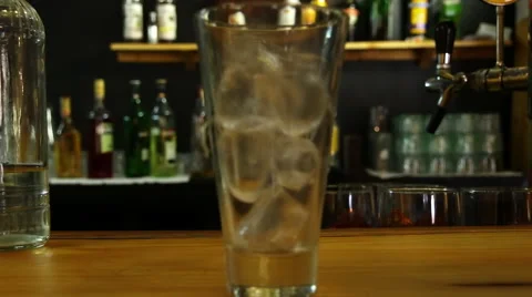 The process of preparing the cocktail in a glass Video stock 67101931