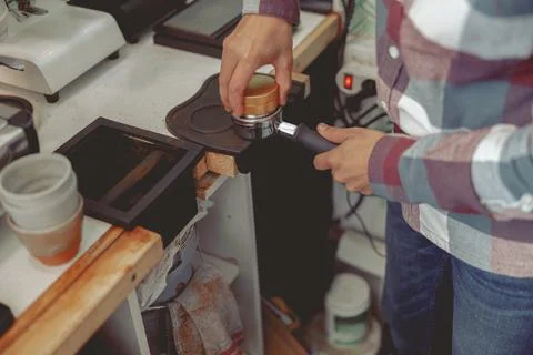 Process of preparing coffee tablet before inserting it into the coffee machine Foto stock