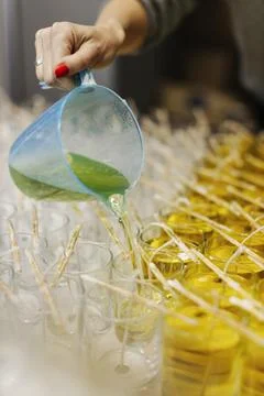 Process of preparing cozy candles Foto stock