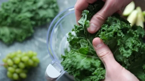 Process of preparing detox green smoothie Video stock 155275587